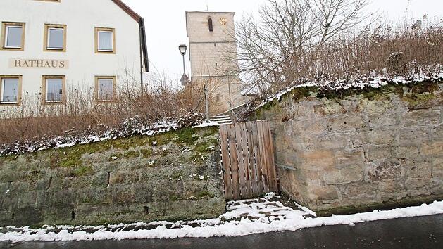 Der seit Jahren gesperrte Treppenaufgang bei der Kirche in Gerach soll mit in den Sanierungsplan der Gemeinde aufgenommen werden. Foto: Adelheid Waschka