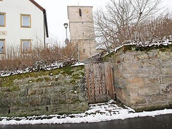 Der seit Jahren gesperrte Treppenaufgang bei der Kirche in Gerach soll mit in den Sanierungsplan der Gemeinde aufgenommen werden. Foto: Adelheid Waschka
