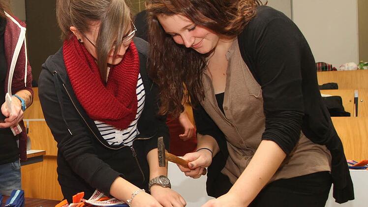 Mandy Artzt (rechts) zog eine positive Bilanz für die Schülerfirma. Unser Archivbild zeigt die Vorstandsvorsitzende mit Anna Fischer bei der Produktherstellung.