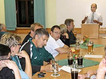 Kontroverse Diskussionen gab es wegen der Umbenennung der Hauptstraßen in Kirchlauter und Neubrunn. Ob Gabriel Kaiser auf diesem Bild bei einer Unterschriften- oder Anwesenheitsliste unterzeichnet, blieb unklar. Mit im Bild: Bürgermeister Jochen Steppert (vorn) Andreas Krebs, Heidi Bayer und Ronnie Pfeiffer. Foto: Ralf Kestel