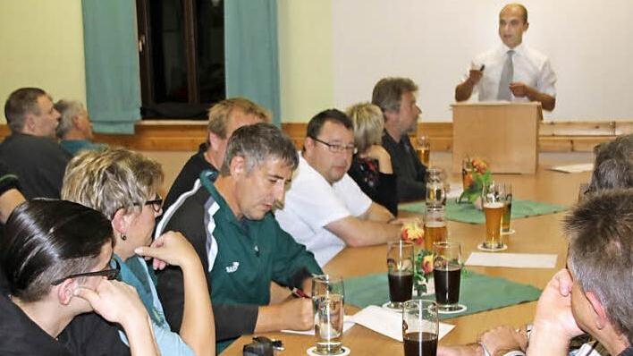 Kontroverse Diskussionen gab es wegen der Umbenennung der Hauptstraßen in Kirchlauter und Neubrunn. Ob Gabriel Kaiser auf diesem Bild bei einer Unterschriften- oder Anwesenheitsliste unterzeichnet, blieb unklar. Mit im Bild: Bürgermeister Jochen Steppert (vorn) Andreas Krebs, Heidi Bayer und Ronnie Pfeiffer. Foto: Ralf Kestel