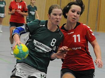 Den Gegner aus dem Weg geräumt: Carolin Annon (links) von der SG Garitz/Nüdlingen verschafft sich Platz gegen Nathi Fleischmann von der HSG Nabburg/Schwarzenfeld. Foto: Hopf