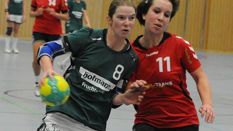 Den Gegner aus dem Weg geräumt: Carolin Annon (links) von der SG Garitz/Nüdlingen verschafft sich Platz gegen Nathi Fleischmann von der HSG Nabburg/Schwarzenfeld. Foto: Hopf