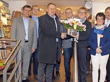 Zahlreiche Vertreter aus Politik und Wirtschaft gratulierten Christine Friedlein zur Neueröffnung am Holzmarkt, darunter auch Oberbürgermeister Henry Schramm und Landrat Klaus Peter Söllner.  Fotos: Jürgen Scheibe
