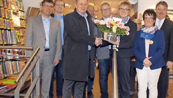 Zahlreiche Vertreter aus Politik und Wirtschaft gratulierten Christine Friedlein zur Neueröffnung am Holzmarkt, darunter auch Oberbürgermeister Henry Schramm und Landrat Klaus Peter Söllner.  Fotos: Jürgen Scheibe