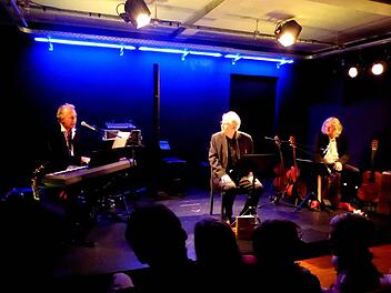Das "Schräge Trio" mit Paul Maar (Mitte), Wolfgang Stute (rechts) und Konrad Haas im "TIP" sorgten mit jazzig-fröhlichen Tönen und Maars in eine witzig-skurrile Schieflage gebrachten Märchen und Gedichten für einen umwerfend komischen schrägen Nachmittag. Foto: Ahnert