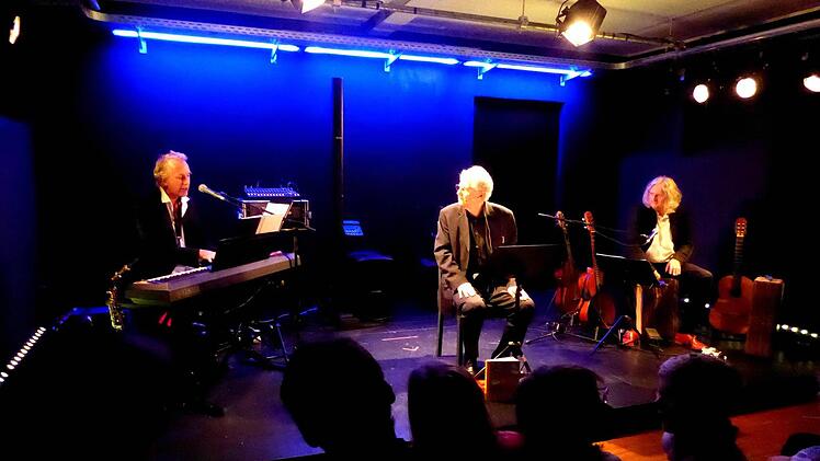 Das "Schräge Trio" mit Paul Maar (Mitte), Wolfgang Stute (rechts) und Konrad Haas im "TIP" sorgten mit jazzig-fröhlichen Tönen und Maars in eine witzig-skurrile Schieflage gebrachten Märchen und Gedichten für einen umwerfend komischen schrägen Nachmittag. Foto: Ahnert