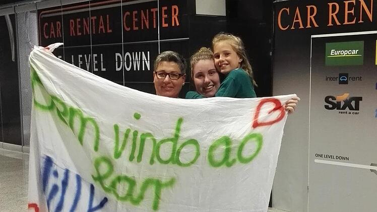 Franziska ist von ihrer Familie am Frankfurter Flughafen mit einem großen Transparent empfangen worden. Foto: Jürgen Schubert