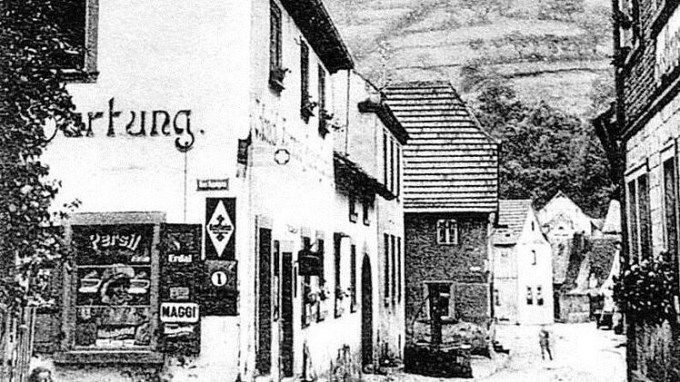 Das Kolonialwarengeschäft Hartung in der Zeiler Langgasse führte an seiner Fassade auch die Bezeichnung Drogerie.