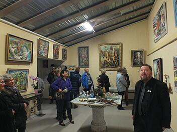 Die zur Galerie umgebaute ehemalige Werkstatt beeindruckte die Besucher vom Kunst- und Kulturverein.Manfred Welker
