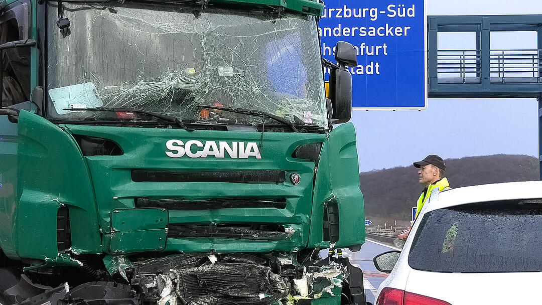 Lkw durchbricht auf A3 Leitplanke und kollidiert mit Gegenverkehr