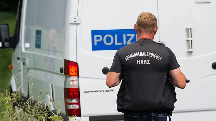 Unbekannte haben einen Anschlag auf eine Bahnstrecke zwischen Halberstadt und Goslar verübt. Bei Ilsenburg legten sie brennende Reifen ins Gleis, beschädigten Kabelschächte und kippten Flüssigbeton aus, wie eine Sprecherin der Bundespolizei in Magdeburg sagte. Foto: Swen Pförtner/dpa