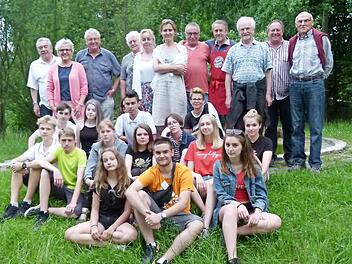 Die Gäste aus Mogilany zusammen mit einigen Gemeinderäten und Bürgermeister Volker Schmiechen (hinten, Zweiter von rechts) Foto: Werner Oetter