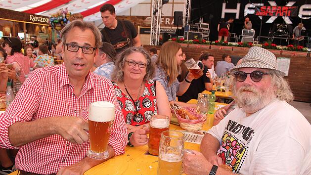 Daniel Shelton aus Massachusetts hat 30 Amerikaner in den Stadel eingeladen - Candis Damon und David Jacobson aus Athens sind zum ersten Mal dabei.