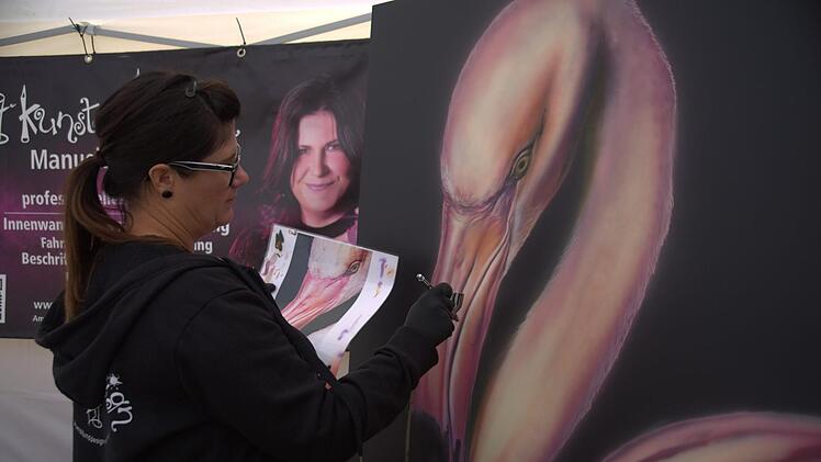 Die gelernte Glas- und Keramikmalerin Manuela Schüller wagte mit ihrer Airbrush-Pistole den Weg vom Handwerk zur Kunst. Foto: Bettina Knauth