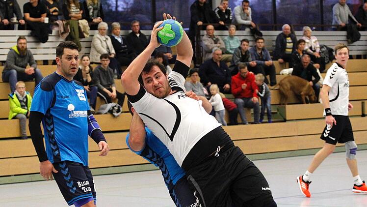 In der ersten Halbzeit fanden die Lichtenfelser um Maximilan R&ouml;del (am Ball) kaum eine L&uuml;cke in der gut postierten Weitramsdorfer Verteidigung. Foto: Heike G&uuml;nther.