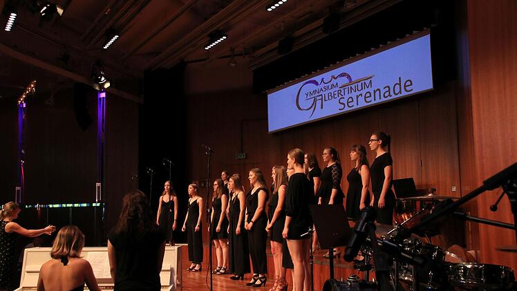 Sehr überzeugende Leistungen boten die Chöre und Instrumentalensembles des Gymnasiums Albertinum bei der sommerlichen Serenade vor zahlreichen Zuhörern im Coburger Kongresshaus Rosengarten.Foto: Jochen Berger