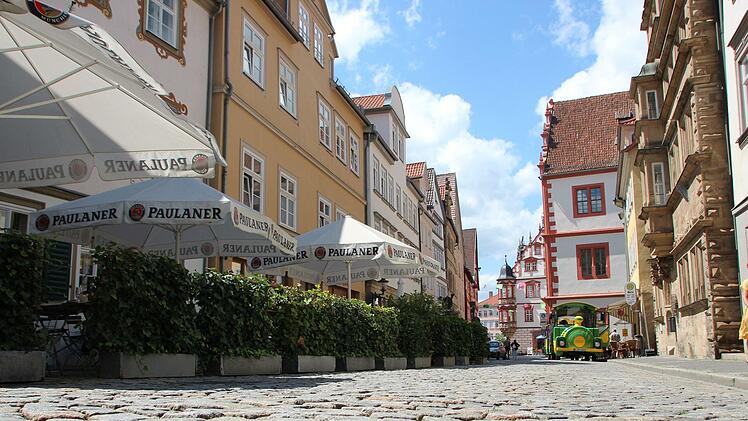 Die Herrngasse in Coburg wird bald zur Baustelle. Der Biergarten der "Loreley" wird dann vorübergehend in die Rückertstraße umziehen.