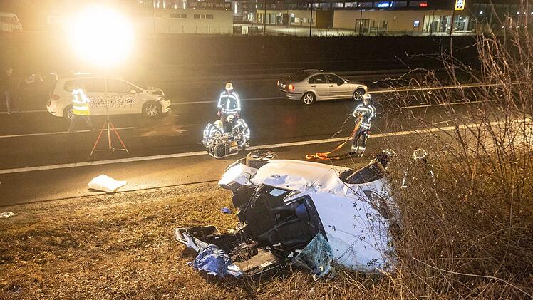 BMW kollidiert mit Taxi und überschlägt sich mehrfach: Zwei Schwerverletzte