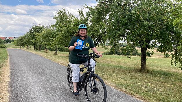Petra Winter k&uuml;mmert sich im Landkreis Bad Kissingen  darum, Unterschriften f&uuml;r den Radentscheid Bayern zu sammeln. Foto: Charlotte Wittnebel-Schmitz