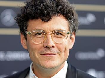 Der 46-jährige Österreicher Manuel Rubey überzeugt als Musiker, Kabarettist und Schauspieler. Seine Multibegabung brachte ihm 2008 die Hauptrolle im Biopic "Falco - Verdammt, wir leben noch!" ein. Doch Rubey kann noch viel mehr. Im ZDF-Psychothriller "Ewig Dein" lehrt er einem als Stalker das Gruseln.