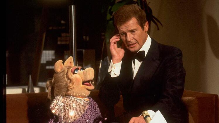 Selbst der ber&uuml;hmteste Geheimagent der Filmgeschichte lie&szlig; sich den Besuch bei den Muppets nicht nehmen. In feinem 007-Zwirn nahm Roger Moore als James Bond neben Miss Piggy Platz.