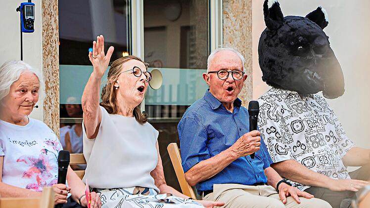 Willkommen zur Talkshow: Zu Gast sind Experten &ndash; und ein Tapir. Henrik Stelter