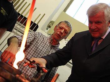 Horst Seehofer bei einem Besuch bei Heinz-Glas im vergangenen Jahr. Der Ministerpräsident weiß um die Herausforderungen der stromintensiven Glasindustrie. Foto: Archiv/Gründel
