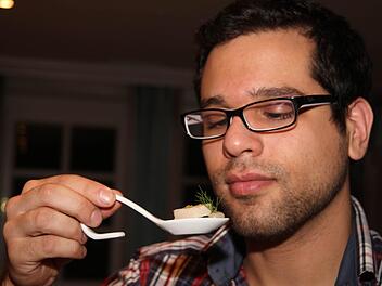 Voller Spannung probiert Daniel Lutfi einen Löffel mit Kartoffelsalat, Tatar und frittierten Kapern. Sein Urteil: "Grandios!" Foto: Sonja Adam