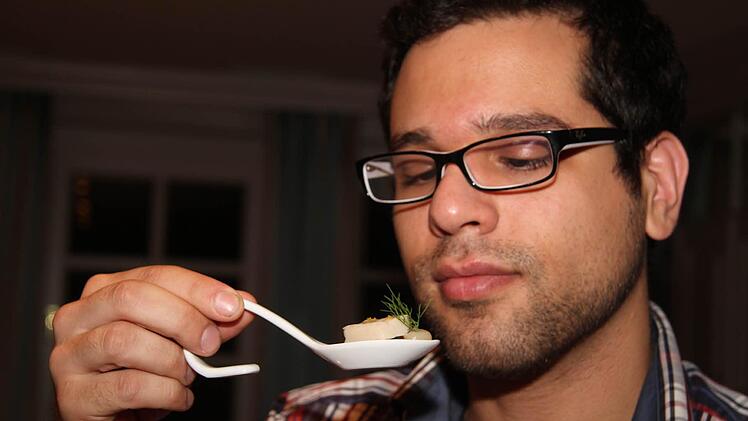 Voller Spannung probiert Daniel Lutfi einen Löffel mit Kartoffelsalat, Tatar und frittierten Kapern. Sein Urteil: "Grandios!" Foto: Sonja Adam