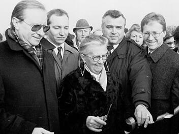 Vor 25 Jahren durchschnitt zwischen Schwärzdorf und Sichlreuth die Mundartdichterin Rosa Sachs das Band. Dabei waren (v.l.): MdEP Heinz Köhler (SPD), Sichelreuths Bürgermeister Frank Praß, CSU-MdL Walter Grossmann, Mitwitz' Bürgermeister Dietmar Herrgesell, Kronachs Landrat Werner Schnappauf (CSU) und MdB Otto Regenspurger (CSU) Foto: Archiv