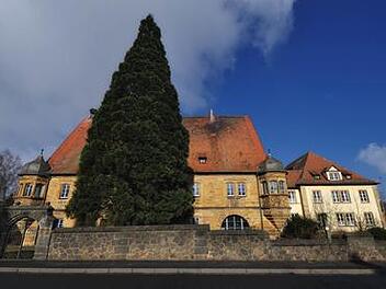 Die Bezirksklinik Hochstadt, erbaut 1605, diente ursprünglich als Wirtshaus, in dem sogar Goethe im Jahr 1797 bei einer Durchreise Rast machte. Foto: Harald Koch