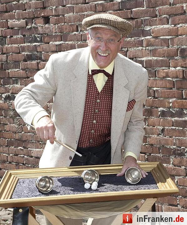 Batek zeigt Straßenzauberkunststücke, zusammen mit seinem Begleiter Rocky, einem Waschbärjungen.