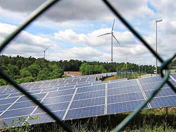 Die Sonne liefert die Energie, wie in diesem Solarpark am Münnerstädter Schindberg. In Münnerstadt und Maßbach entstehen jetzt weitere Solarparks. Das Lauertal entwickelt sich zum Strom-Hotspot des Landkreises.  Foto: Heike Beudert