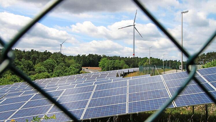 Die Sonne liefert die Energie, wie in diesem Solarpark am Münnerstädter Schindberg. In Münnerstadt und Maßbach entstehen jetzt weitere Solarparks. Das Lauertal entwickelt sich zum Strom-Hotspot des Landkreises.  Foto: Heike Beudert