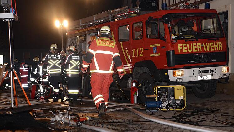 Erst nach zwei Stunden verließen die letzten die Unglücksstelle. Foto: Frank Spitzenpfeil