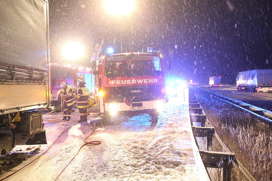 Lkw prallt auf A9 in Unfallstelle