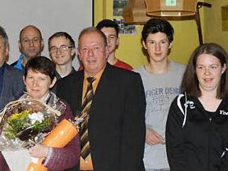 Vorsitzender Erich Geyer (Mitte) und B&uuml;rgermeister Norbert Walter (3. v. l.) ehrten treue Mitglieder. Foto: Pfann