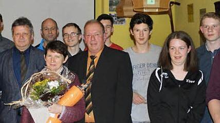 Vorsitzender Erich Geyer (Mitte) und B&uuml;rgermeister Norbert Walter (3. v. l.) ehrten treue Mitglieder. Foto: Pfann