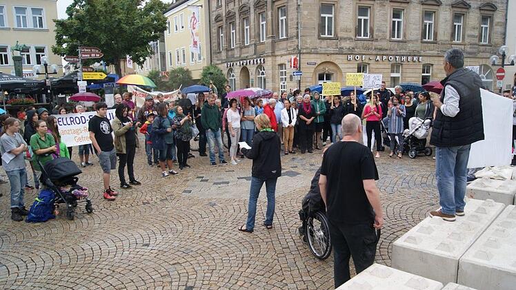 180 Teilnehmer wurden bei der Mahnwache in Bayreuth gezählt. Foto: Initiative "Ausbildung statt Abschiebung