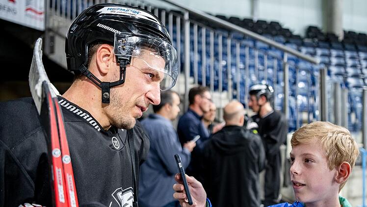 Ein Kind spielt bei den Nürnberg Ice Tigers Reporter - und ist gut ausgerüstet. Foto: Zink