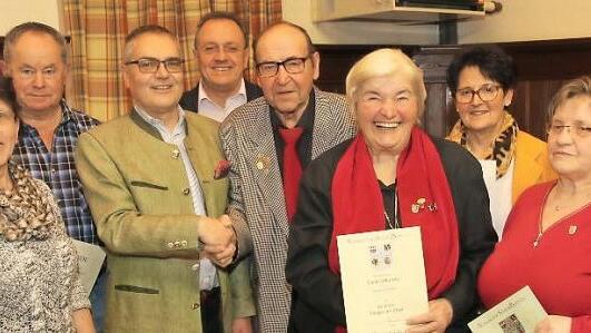 Ehrungen beim Gesangverein Gro&szlig;heirath (von links): Edeltraud Oberm&uuml;ller, Gerhard Schw&auml;mmlein, B&uuml;rgermeister Udo Siegel, Walter Strohmaier, Horst Angerm&uuml;ller, Gudrun Schramm, Regina Birke, Margot Nesbor  Foto: Michael Stelzner