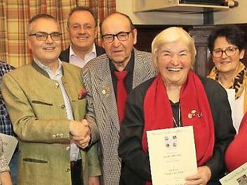 Ehrungen beim Gesangverein Großheirath (von links): Edeltraud Obermüller, Gerhard Schwämmlein, Bürgermeister Udo Siegel, Walter Strohmaier, Horst Angermüller, Gudrun Schramm, Regina Birke, Margot Nesbor  Foto: Michael Stelzner