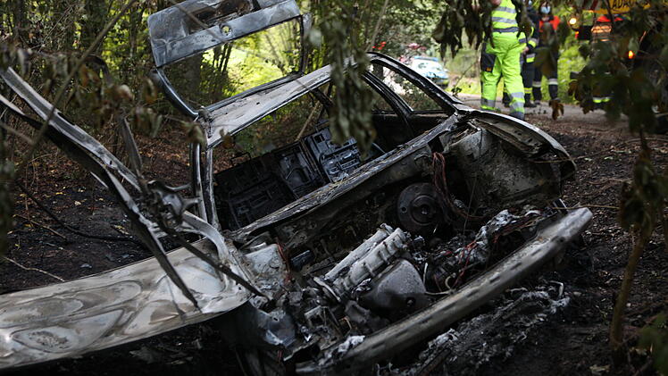 Betrunken von Feldweg abgekommen: Auto brennt vollständig aus