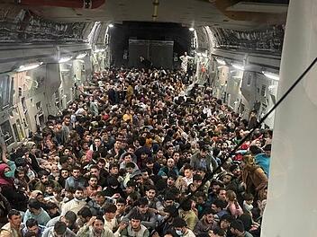 Rund 640 Afghanen waren an Bord einer Transportmaschine vom Typ C-17. Foto: --/Defense One/dpa