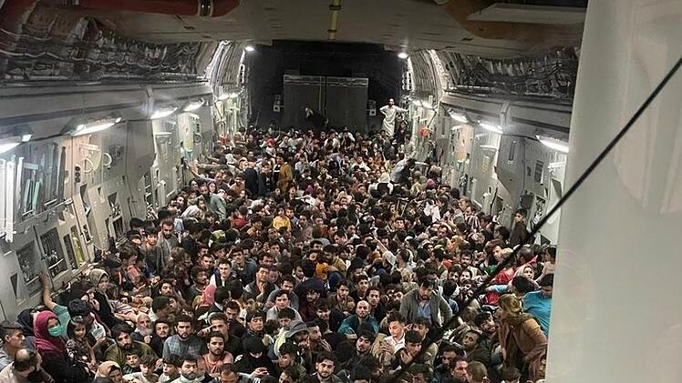Rund 640 Afghanen waren an Bord einer Transportmaschine vom Typ C-17. Foto: --/Defense One/dpa