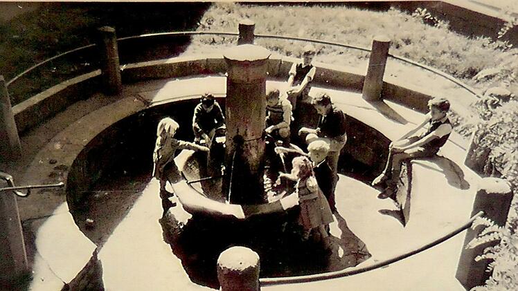 Der Sanierungsbeirat und mehrere Bürger haben vorgeschlagen, dass der Niederbrunnen zurück in die Bahnhofstraße versetzt wird. Hier eine historische Aufnahme des Brunnens aus dem Archiv von Josef Kirchner.