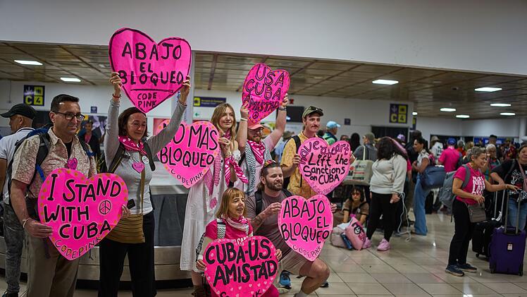 Aktivisten bringen Tonnen Hilfsg&uuml;ter nach Kuba