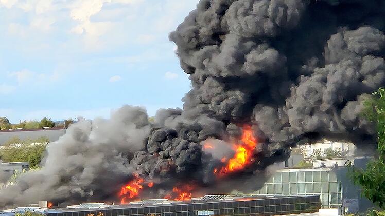 W&uuml;rzburg: Brand in Trampolinhalle