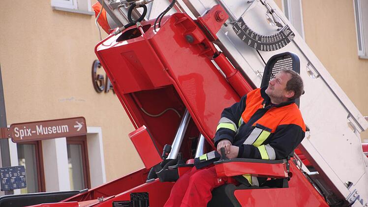 Harald Tohol hat an der Feuerwehr-Drehleiter alles im Griff